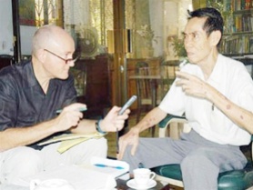 Professor Larry Berman and General Pham Xuan An. — Photo tienphong
